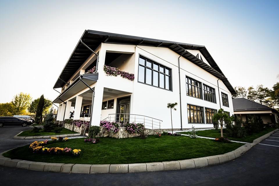 Condor Resort Dulcesti Екстериор снимка
